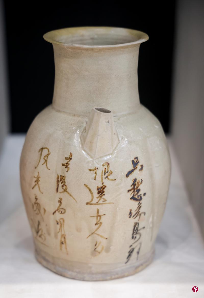 唐代长沙窑褐彩诗句执壶，诗句为：“只愁啼鸟别，恨送古人多，去后看明月，风光处处过”。