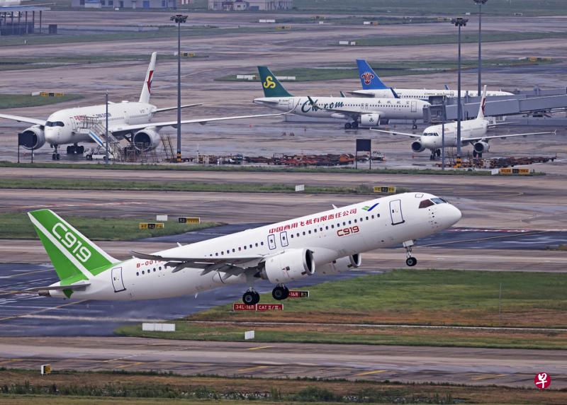 中国国产C919大型客机将于今年底交付首架飞机，图为今年9月13日，一架C919客机从上海浦东机场起飞。（香港中通社）