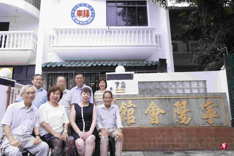 前排左起为宁阳会馆会务顾问李达政、副理事长李瑞霞、理事长欧燕玲、副理事长黄伦光；后排左起为副总务黄光华、总务雷钧平、副财政谢耀发、财政黄碧霞。（陈来福摄）
