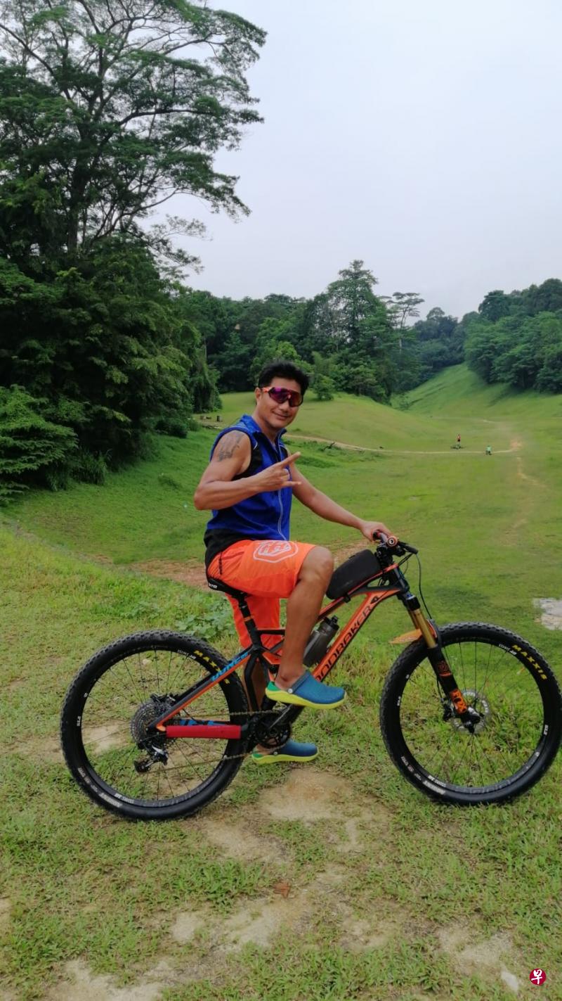 黄志成说，比起在路上骑行，他更享受在山里骑行带来的快感。（受访者提供）