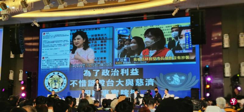 民众党新竹市参选人高虹安（台上站立者），10月1日在新竹的媒体人开讲活动演讲，被对手阵营批评当成个人造势大会。（温伟中摄）