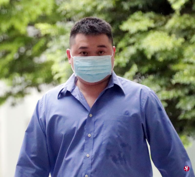 王绍维面对15项抵触传染病法令的控状，他认罪后被判坐牢12周。（海峡时报）