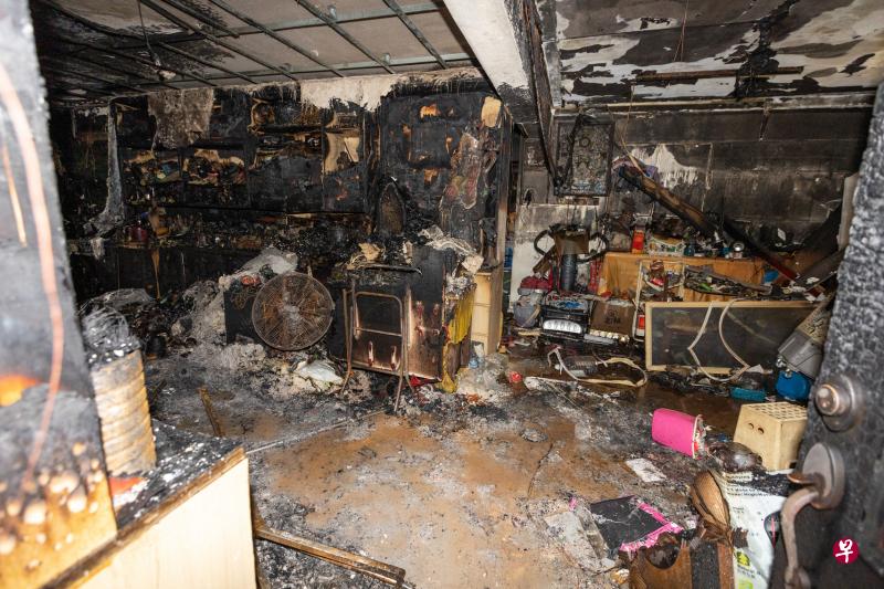 马西岭坡第120座组屋的3楼单位星期二下午发生火患，客厅被烧得一片焦黑，一人因吸入浓烟被送院治疗。（张思庆摄）