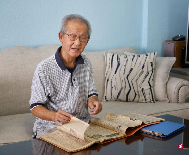 郭坤福收藏四大本《晨星》剪报。（陈福洲摄）