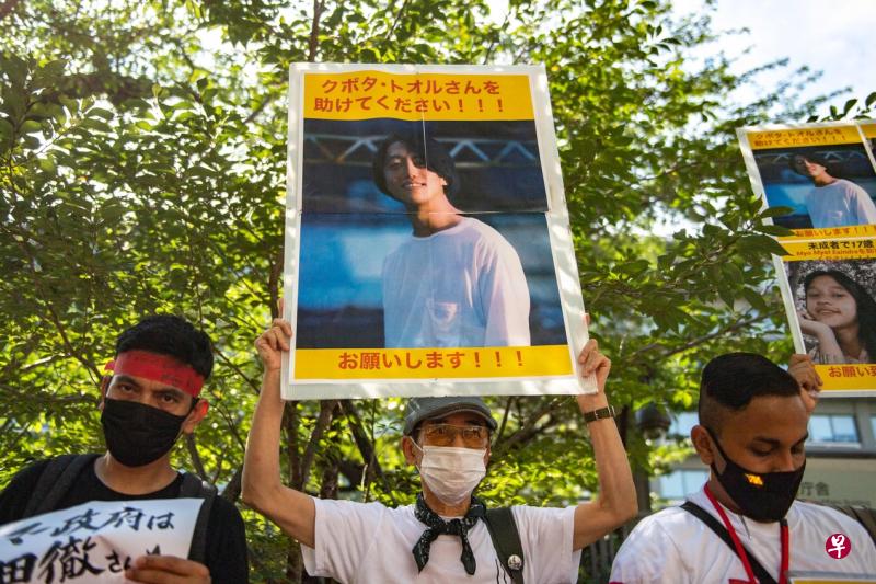 民运人士7月31日在日本外交部外举行集会，声援久保田彻。（法新社）