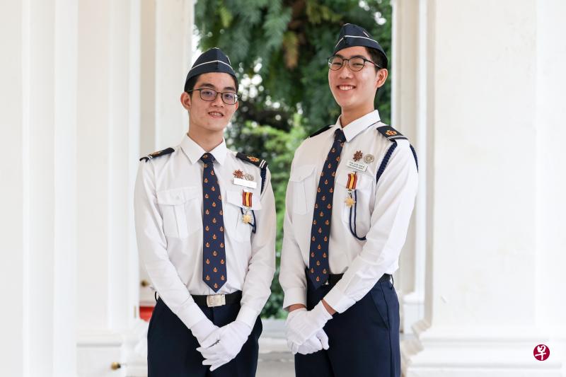 凭借杰出的领导才能和社区服务精神，谭恩翔（左）和陈启恩获颁哈莉玛总统授予的少年旅总统奖。（卓祾祎摄）
