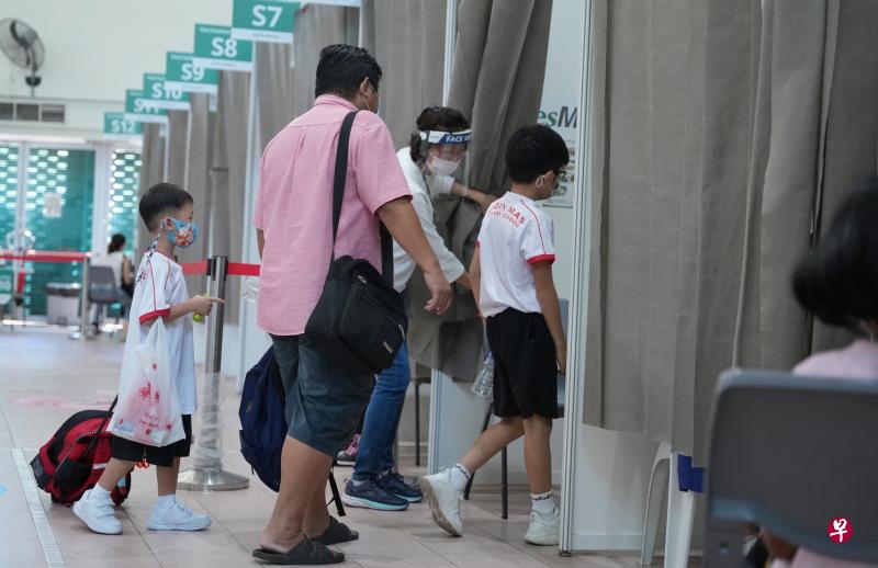 　本月25日起，六个月至四岁婴幼儿可接种首剂冠病疫苗。五岁至11岁儿童在接种第二剂疫苗的五个月后，也可接种追加剂。（档案照片）