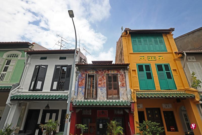 艾弗顿路一带最矮的一栋建筑是19世纪的建筑物，外墙装饰有传统书法与花鸟壁画。（陈渊庄摄）