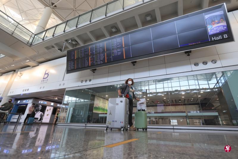 香港商界和防疫专家多次呼吁港府尽快完全放宽入境防疫措施至“0+0”。图为香港国际机场旅客抵港资料图。（中通社）