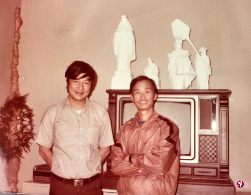 1981年朱铭和杜南发在朱家客厅，70年代的电视机柜上依次排放白色保丽龙切割的历史人物造型雕像观音（左起）、黄帝、妈祖。
