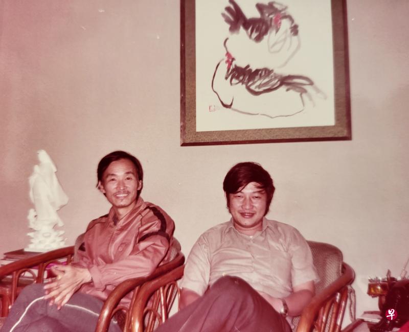 1981年冬夜，43岁的朱铭（左）和杜南发在台北外双溪朱家客厅，墙上是朱铭当年最新创作彩墨画，说是“有空时画的，因为喜欢。”
