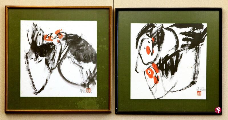 1981年12月朱铭于台北外双溪家中赠杜南发新作彩墨画两幅，画双鸡，寓意“双吉”，均钤“川泰”白文印。朱铭仅此时画作钤本名章，其后都用朱铭。两幅画迄今依然保存原裱原框，和当年朱铭客厅悬挂的作品一样。