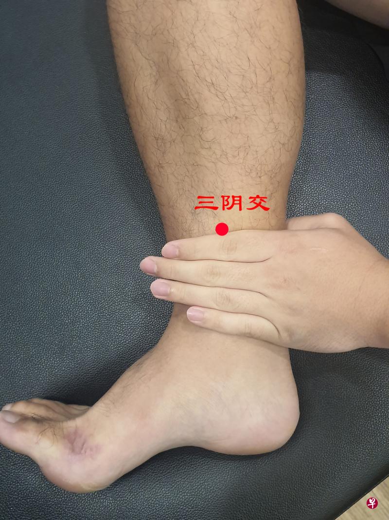 建议穴位按摩：★三阴交穴：位于足内踝尖上三寸（四指并拢的宽度）。