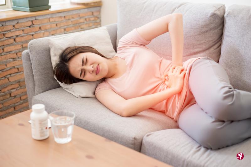 对于患有痛经的女性，一般建议痛经发作时在小腹使用热袋热敷。（iStock图）