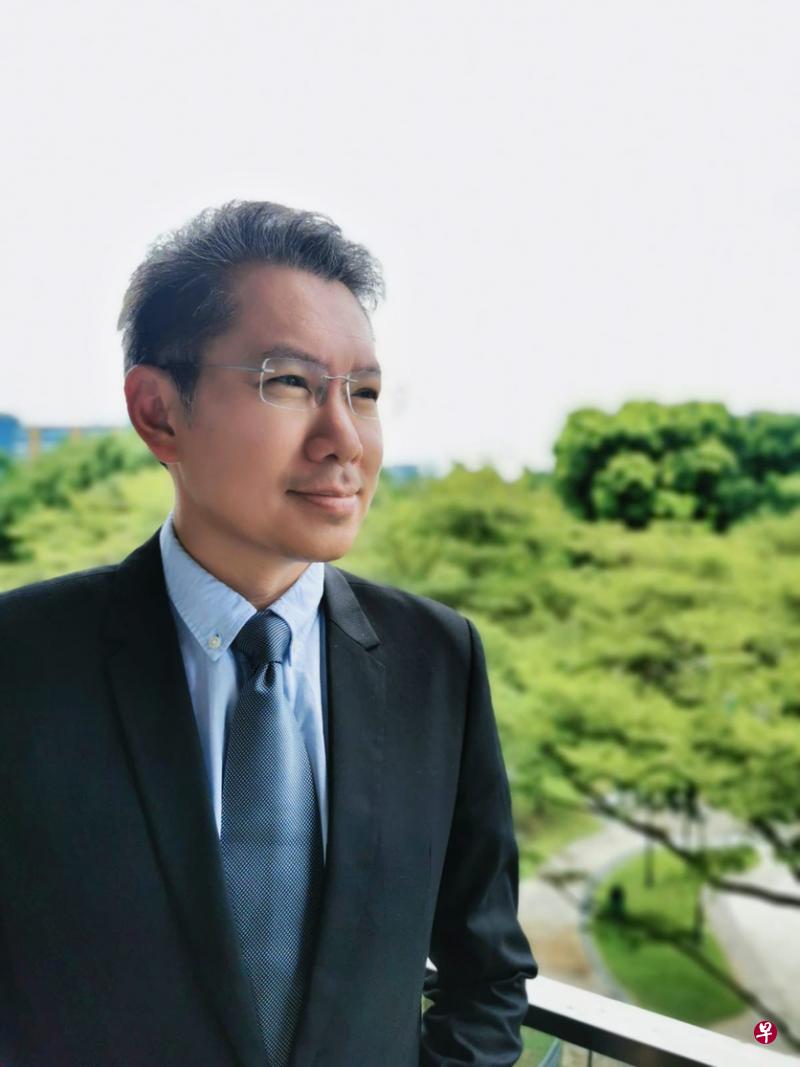 新加坡科学家杨育佳教授过去在台积电参与研发最尖端的晶片，如今回新加坡培育人才、开发技术，协助本土半导体产业扩充产能与增值。（受访者提供）