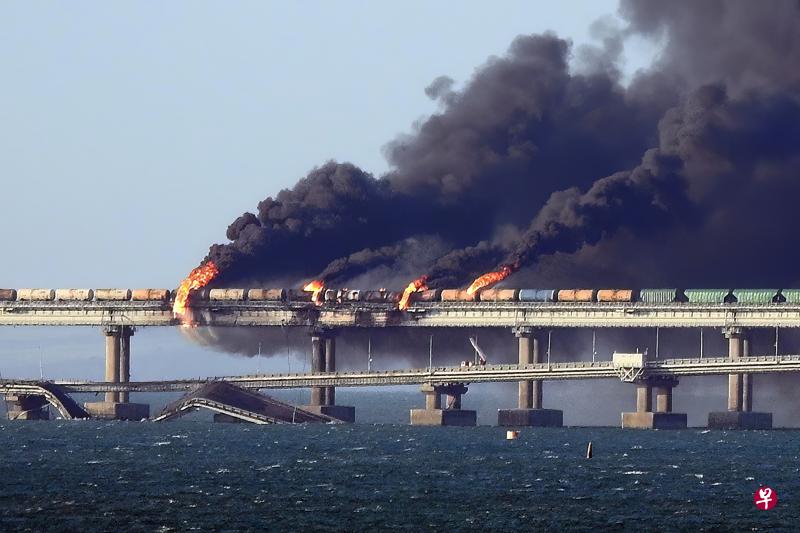 10月8日在刻赤海峡大桥上，一辆运货卡车爆炸，引发铁轨上货运列车油罐起火，浓烟冲天。爆炸导致桥上公路断裂，部分掉入海中。（法新社）