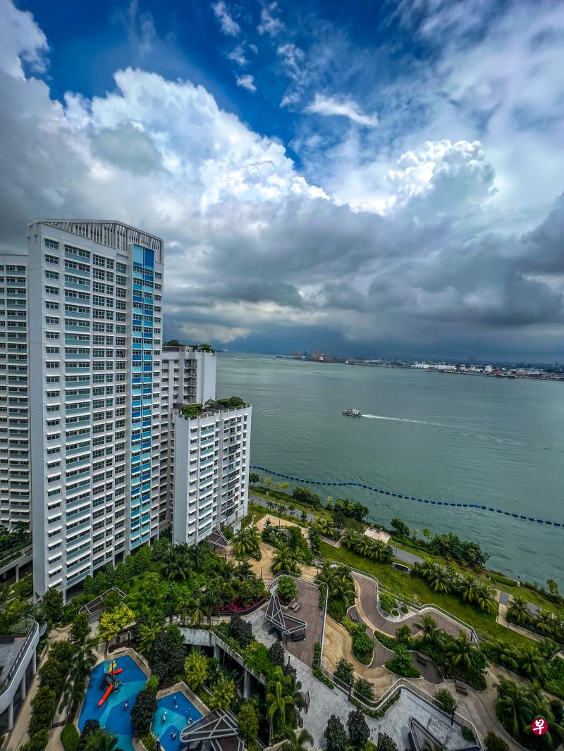 濒海的Northshore StraitsView以“背山面海”为设计灵感，蓝白色组屋之间的社区空间采用多层设计，也注入了模拟海浪波动的元素。居民可穿过这里通往公园连道。（叶振忠摄）