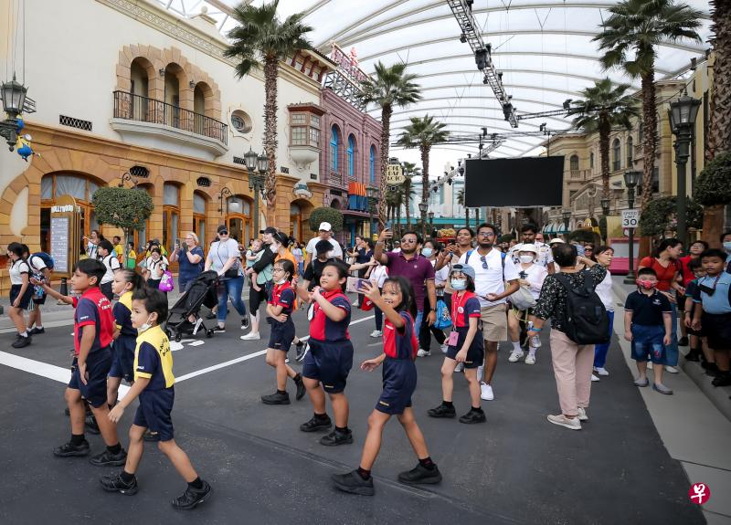 1000名来自逾40所小学的学生上星期四受邀到新加坡环球影城游玩，庆祝儿童节。（海峡时报）
