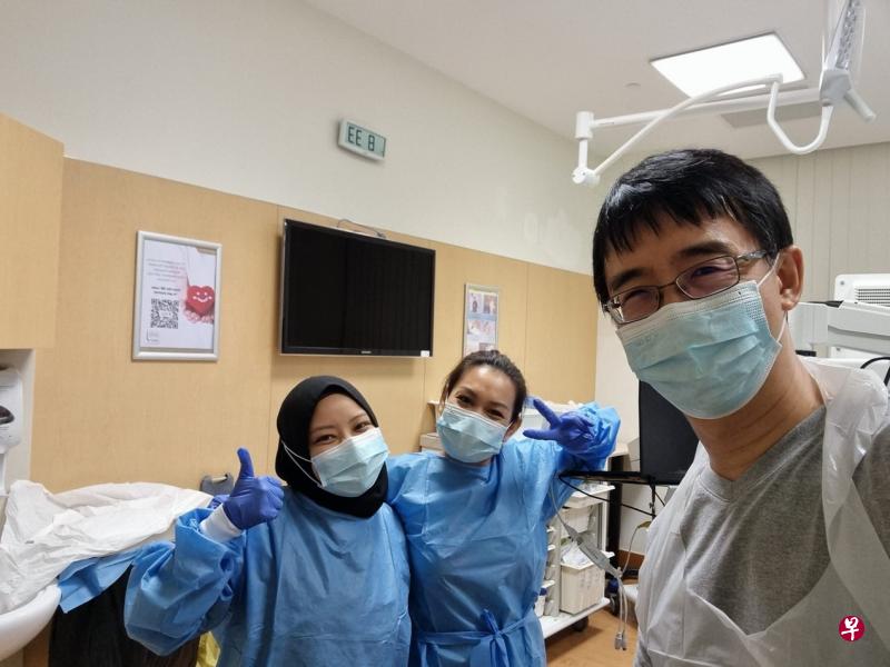 韦俊韬医生（右）感谢护士团队随时待命，让手术得以顺利完成。（作者提供）