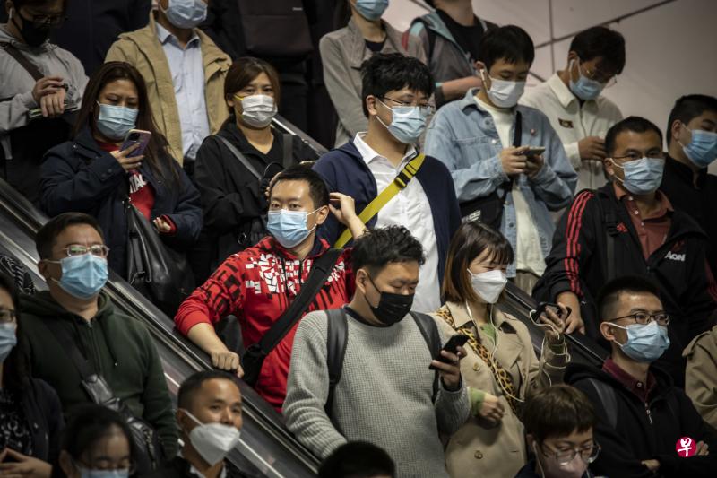 上海为遏制疫情升温势头，本周起要求所有外来人员抵沪后都需实行“三天三检”，否则健康码将转为黄码。图为上海市民10月10日在一处地铁站搭乘手扶梯前往月台。（彭博社）