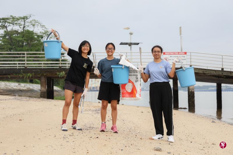 海洋保卫小组“Team Coastal Eddies”成员（左起）刘学怡、刘学恩和诺哈，希望通过举办净滩活动和工作坊，鼓励人们为保护海洋生态尽己之力。（卓祾祎／摄）