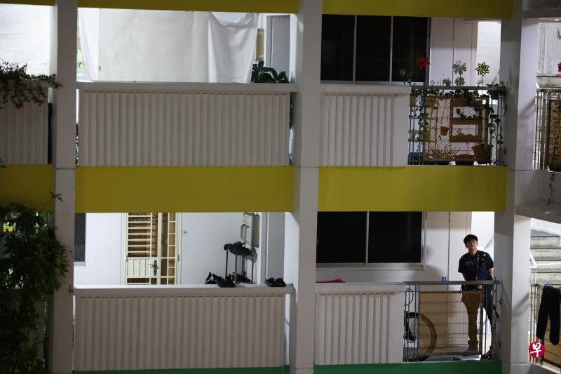 警方案发后封锁组屋现场，还用白布遮掩四楼一处走廊。（李健玮摄）