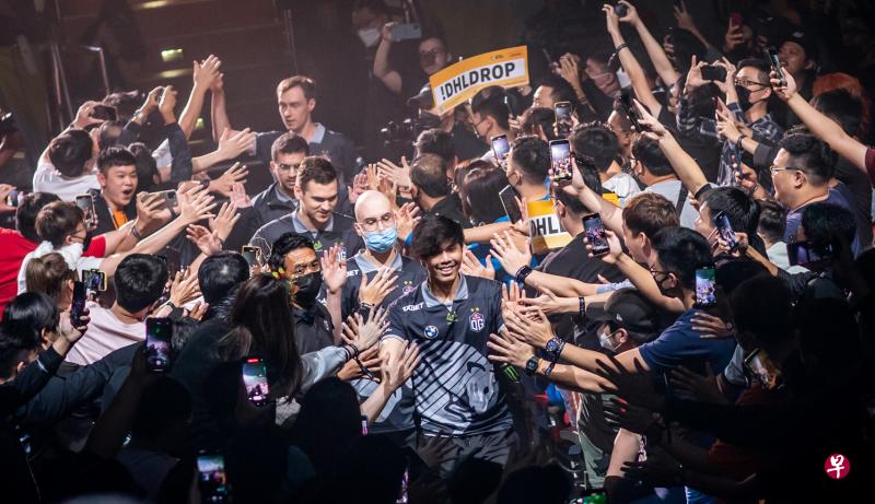 今年8月，电竞战队OG在参加ESL ONE马来西亚站比赛中受到当地电竞迷热情追捧，最终成功夺冠。（Team OG 脸书）