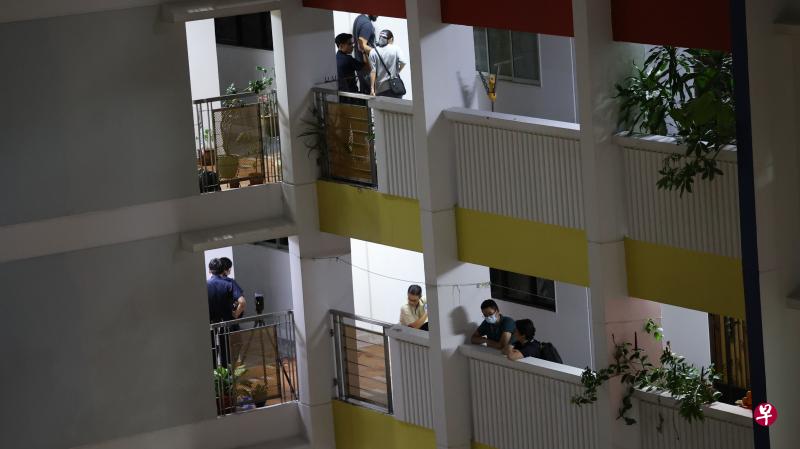 义顺4道第653座组屋星期一发生骇人命案，被告谢杰凯涉嫌刺死父亲谢伟德。图为警方当时封锁现场进行调查。（档案照片）