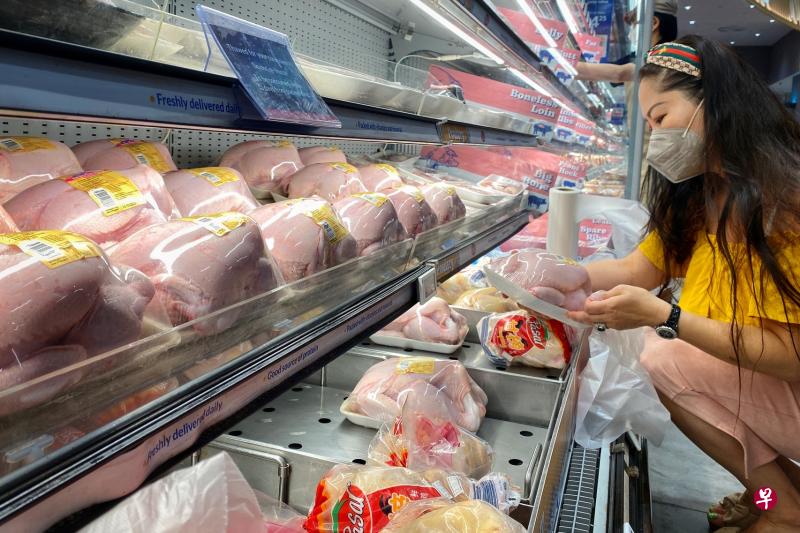 一些超市在马国新鲜鸡只运来的首日就把肉鸡上架，不少公众发现马国鲜鸡的售价明显上涨。（海峡时报）