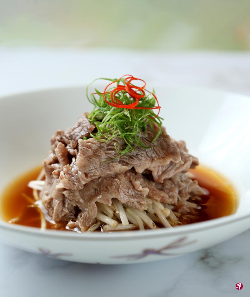 金菇白灼澳洲和牛呈现牛肉的原汁原味。