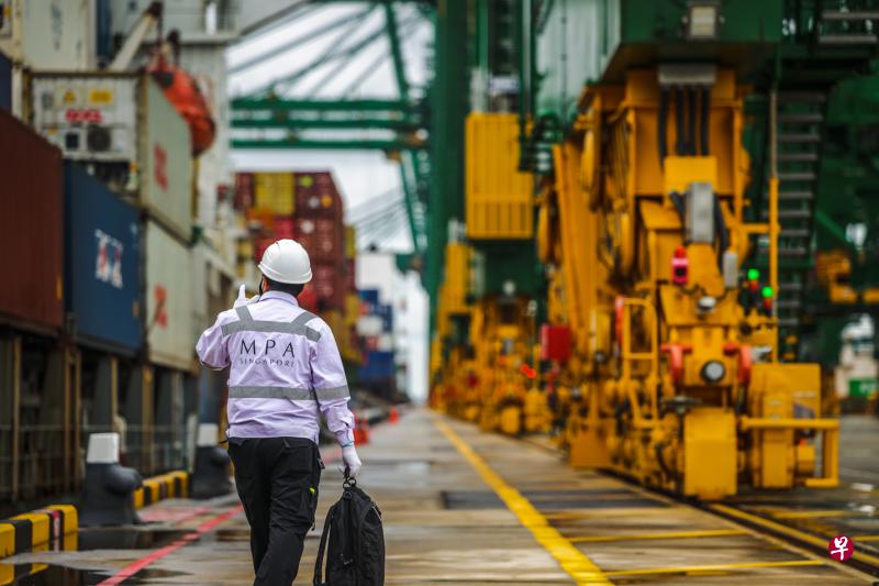 新加坡港务局验船师准备执行港口检查任务。