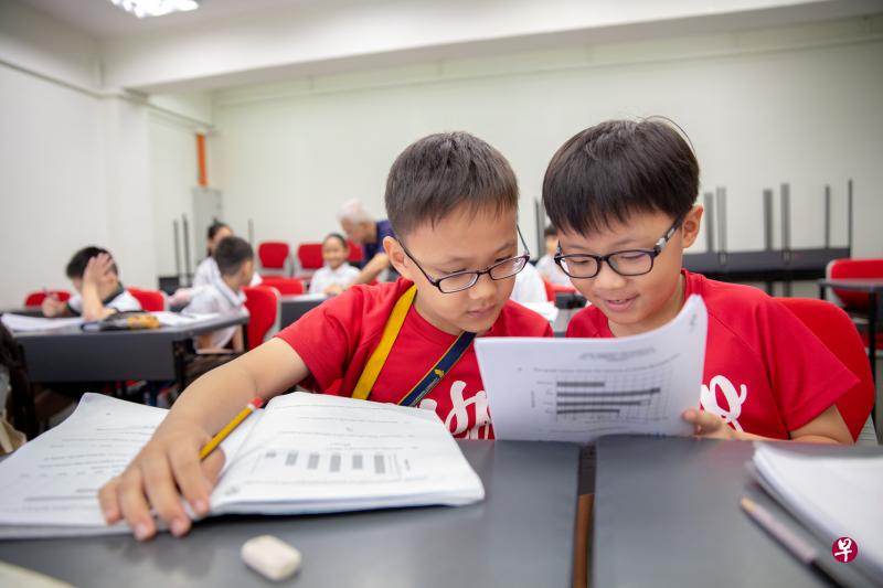 明年起，华助会从小一和小二补习班开始试行提升情商技能的学习项目，在帮助他们搞好学业当儿，也协助他们掌握情商管理技巧。（华助会提供）