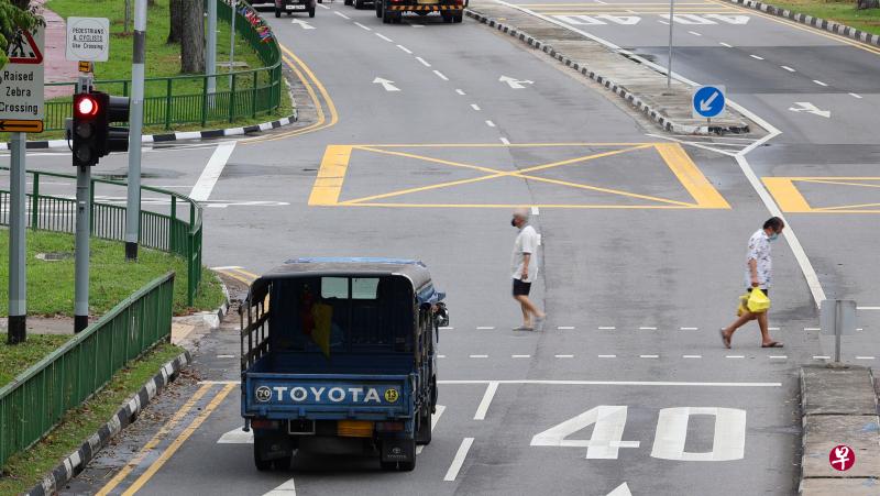 乐龄安全区重新规划和设计道路，确保年长行人过马路时更安全。图为位于宏茂桥10道的乐龄安全区。（王彦燕摄）