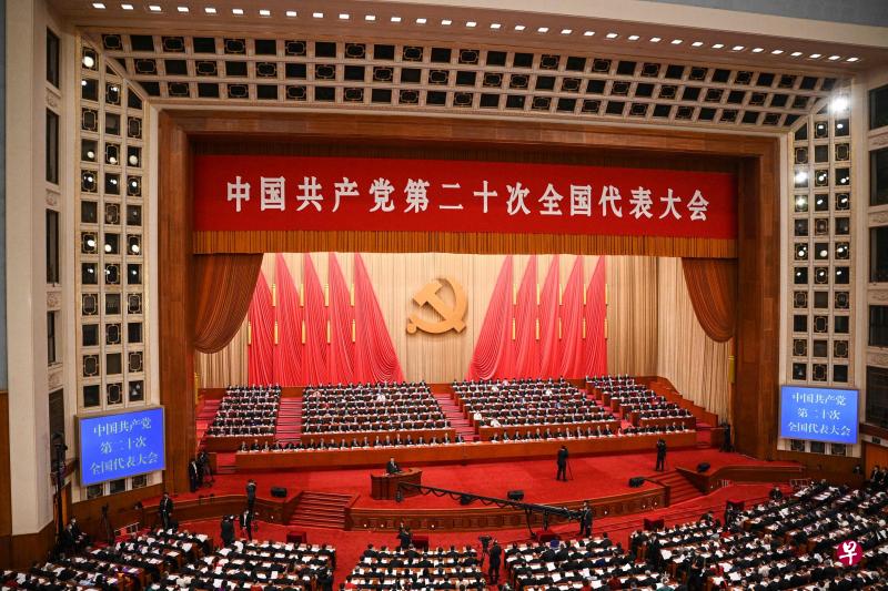 中共二十大星期天（10月16日）在北京人民大会堂开幕，中共总书记习近平在台上宣读二十大报告。二十大代表2296人、特邀代表83人，除却因事、因病请假者，开幕式实到会代表共2340人。（法新社）