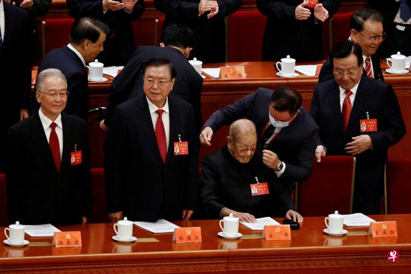 105岁的中共元老宋平（右三）出席二十大开幕式，精神不错，他与左侧的前政治局常委曾庆红（右一）互动频繁。前政治局常委张德江（左二）与宋平同坐，张德江身旁的是温家宝（左一）。（路透社）