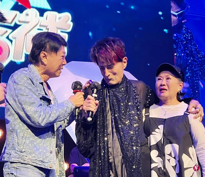 金银姬（右）、老公李韦才（左）和多年老友林冲久别重逢，上台相拥落泪。（取自媒体人管雪梅脸书）
