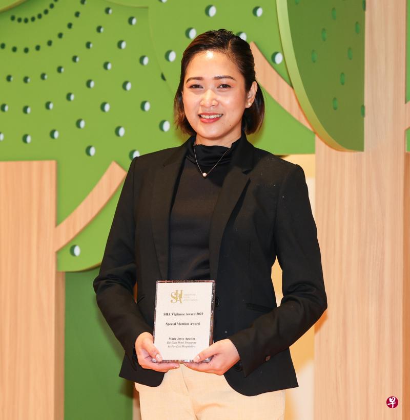 客安酒店客服人员乔伊斯（34岁）及时阻止一名年轻客人自寻短见，还开导了他。她因为警觉心高和行事果断，获颁“警惕奖”。（陈斌勤摄）
