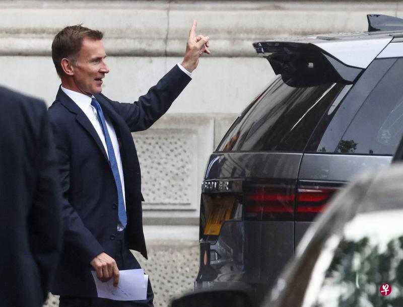 英国财长亨特在上任第四天宣布，腰斩首相特拉斯的多项减税措施，试图恢复市场对新政府的信心。（路透社）