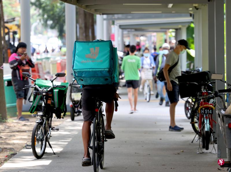 送餐平台Deliveroo的调查显示，使用送餐平台叫外卖或杂货配送服务已成疫后新常态，超过六成受访者比疫前更常使用送餐服务。（梁麒麟摄）
