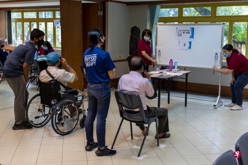 新加坡国立大学杨潞龄医学院健康长寿转化研究项目的许恩佩教授提醒，虽然明年推出的健康SG全国计划将动员社区伙伴推广健康生活习惯，但人们也要鞭策自己活得更健康。（张思庆摄）