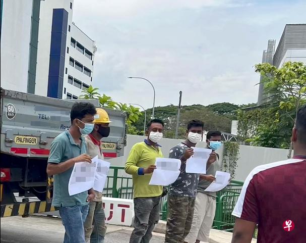 二手承包商疑和主要承包商发生纠纷，九名来自二手承包商的外籍劳工到宏茂桥一家公司外举纸张抗议。（取自脸书）