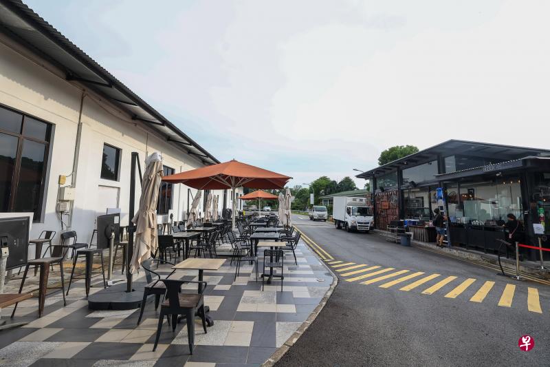 吉门营房五座划为餐饮用途的建筑，招标结果出炉。位于马兰路第45座建筑的Hopscotch（右）成功得标，得以继续在原址营业。它对面的第43座建筑，部分单位也从星期二起展开为期八周的招标。（陈渊庄摄）