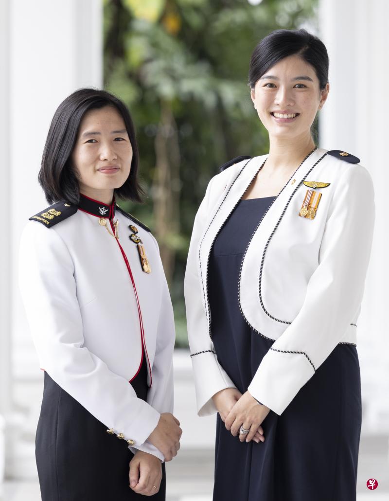 符仁瑜少校（右）参与吴庆瑞指挥与参谋学院课程的首周发现自己怀孕，在怀孕期间坚持完成课程，顺利毕业。汤玮灵中校（左）也在照顾两名分别为1岁和3岁的孩子下顺利完成课程。（陈来福摄）