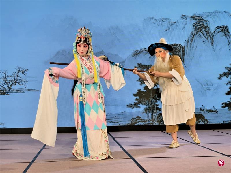 《秋江》中，黄萍（左）、汪端瑞分饰陈妙常、艄翁。（主办单位提供）