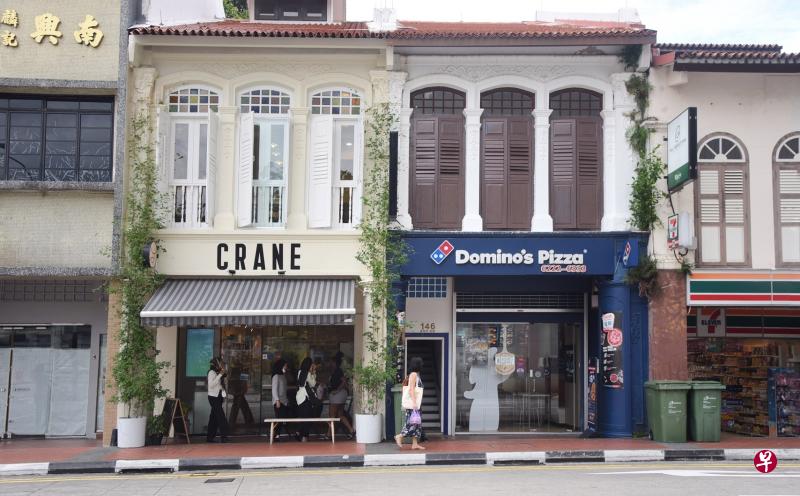 今年4月，亚拉街（Arab Street）148号的永久地契店屋以1000万元售出，业主在14个月内赚了450万元。（海峡时报）