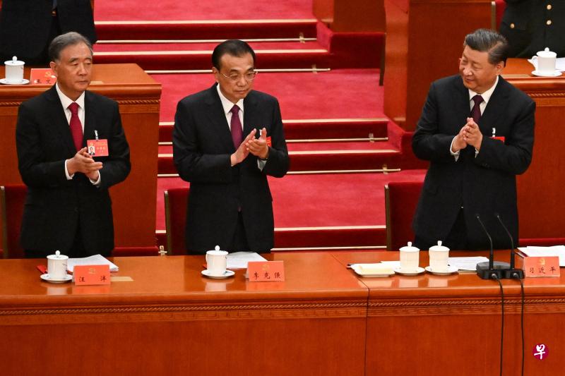 中共领导人习近平（右）开启第三个总书记任期之际，中国总理李克强（中）和全国政协主席汪洋将双双卸下政治局常委职务。（法新社）