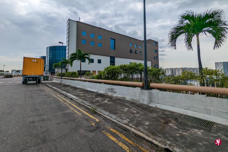 车祸现场虽然已被清理，但地上的胎痕仍清晰可见，栏杆、路堤和车道散落着许多碎片，围墙也有撞击摩擦过的痕迹。（卓祾祎摄）