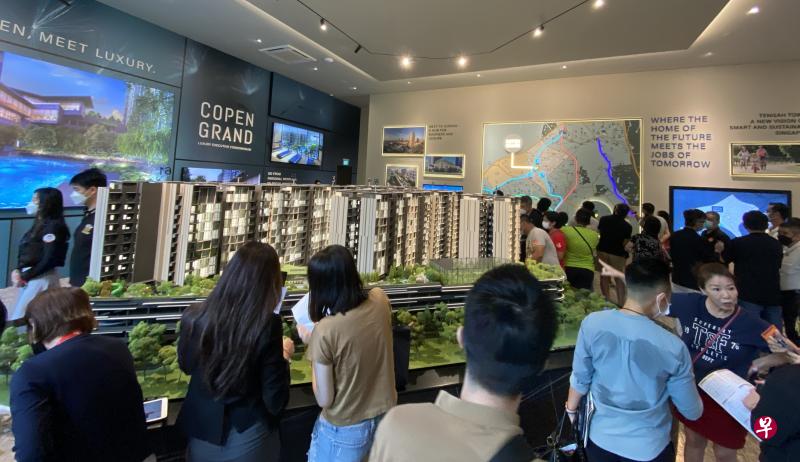 登丰嘉园开放预览时吸引很多人参观，开盘第一天就卖出73％的单位。（邝启聪摄）