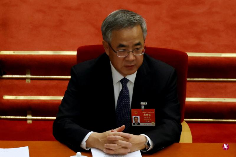 中国副总理胡春华虽入选新一届中央委员，却没能进入新一届政治局，显示他将在明年3月卸任副总理，退居二线。图为胡春华2021年3月5日在北京人民大会堂出席全国人大会议开幕会。（路透社档案照片）