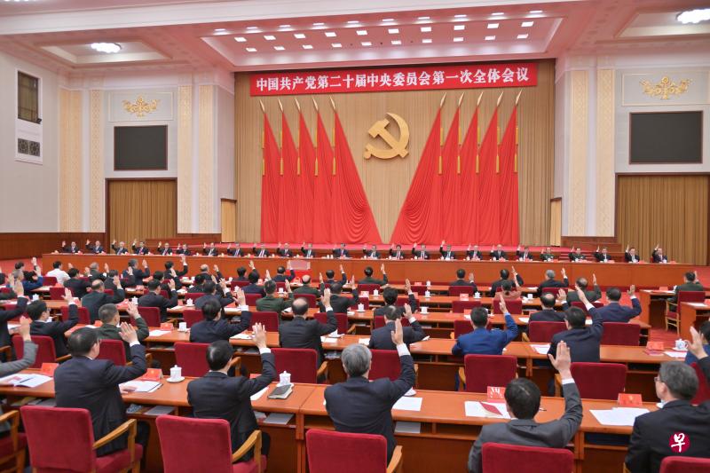 中国官媒发文介绍新一届中共中央领导机构产生过程，披露一些党和国家领导人“主动表示退下来”。图为新一届中共中央委员会第一次全体会议10月23日在北京人民大会堂举行。（新华社）